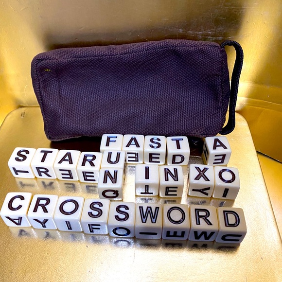 ZIP-IT TRAVEL GAME BY BANANAGRAMS CROSSWORD SPEED GAME 24 LETTER CUBES FUN GAME - Picture 5 of 7
